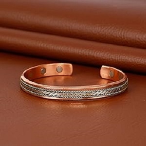 Juego de dos últimas Pulseras de cobre magnéticas con patrones que lo usan tiene beneficios para la salud Pulseras de terapia magnética - Product Image 4
