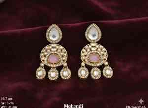 Ensemble de boucles d'oreilles à clous en mehendi antique, design ethnique traditionnel, idéal pour les femmes pour les festivals, les mariages et les événements culturels - Product Image 3