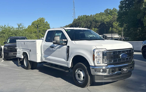 Camioneta Ford F-350 de cabina extendida 4x4 usada, limpia, modelo 2011, con enganche de remolque, ideal para mecánico, servicio, utilidades, construcción y trabajos manuales. - Product Image 2