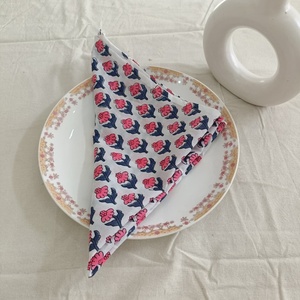 Serviettes en coton imprimées de fleurs roses et blanches de style bohème, écologiques, faites à la main, réutilisables, pour mariage et maison - Product Image 3