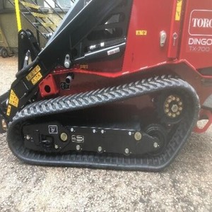 Mini-chargeuse compacte sur chenilles Toro Dingo d'occasion, rouge, essence, avec attache frontale, pour travaux d'aménagement paysager et de construction, à vendre - Product Image 2