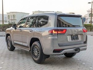 Toyota Land Cruiser GCC AWD 2022 d'occasion, sièges en cuir clair, régulateur de vitesse adaptatif, norme Euro6, transmission intégrale, pneus R16, conduite à gauche. - Product Image 4