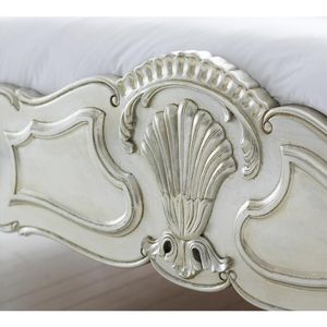 Lit en bois massif français Sylvia Sassy avec finition blanc et or antique, style sculpté à la main - Product Image 5