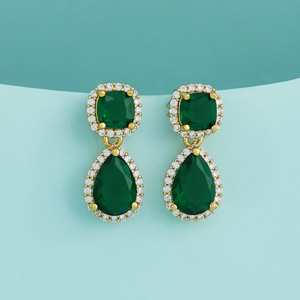 Boucles d'oreilles pendantes tendance en platine, design goutte d'eau avec pompon, pierres principales en perle et diamant, style religieux chrétien pour les fêtes - Product Image 1