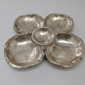 Assiette de présentation de luxe en verre d'aluminium de qualité supérieure Serveur de fruits secs Compartiments à trois feuilles Finition dorée pour repas décoratif - Product Image 1