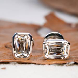Boucles d'oreilles clous en diamant taillé en croix de qualité supérieure AAA, serties clos, plaqué or blanc 14 carats, cadeau idéal pour fiançailles, mariage, anniversaire, fête - Product Image 1