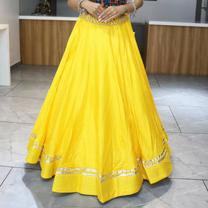 El último Navratri Special Yellow Color Lehenga con blusa en tela de algodón rayón con Gota Patti Work para mujeres indias - Product Image 3