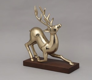 Objet de table renne antique or raffiné Décoration festive élégante Idéal pour le salon Installation de Noël ou présentation de cadeaux - Product Image 4