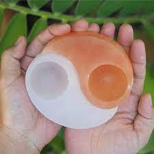 Porte-bougie en sel rouge sculpté de style floral, artisanal en matériau organique - Product Image 3