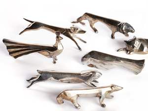 ที่วางช้อนส้อมโลหะกันลื่นติดฉลากแบบส่วนตัวออกแบบมาเพื่อยึดเครื่องใช้หลายอย่างได้อย่างปลอดภัยและป้องกันความยุ่งเหยิงระหว่างรับประทานอาหาร - Product Image 3