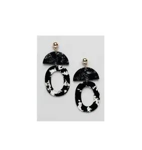 Boucles d'oreilles élégantes en résine multicolore avec accessoire de mode classique au design unique pour les anniversaires - Product Image 2