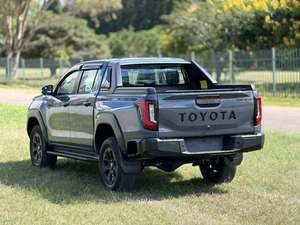 Toyota Hilux Travo Overland Plus 2026 Usada, Diésel, Automática, Volante a la Izquierda, Neumáticos R18, Portaequipajes de Aluminio, Asientos de Tela - Product Image 5