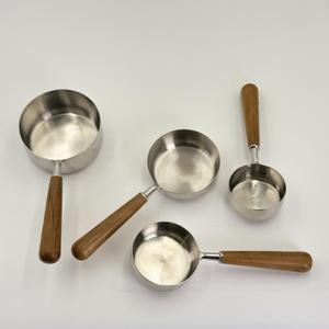 Juego de 4 Tazas Medidoras de Acero Inoxidable con Mango de Madera para Condimentos de Cocina, Leche en Polvo, Granos de Café, etc. - Product Image 1