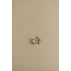 Colgante y Amuleto Redondo Vintage con Diamantes Abombados, Diseño Retro Elegante - Product Image 4