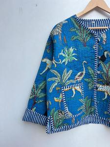 Chaqueta Acolchada de Algodón con Estampado Floral Hecho a Mano en India para Mujer, Prenda Exterior Informal con Botones, Tejido Jersey para Toda Temporada - Product Image 3