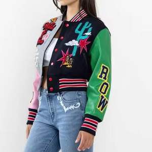 Personalice su logotipo bordado Chenille Patchwork lana lona impermeable señoras Crop Varsity Jacket - Product Image 6