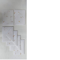 Enveloppes et cartes en papier de pétale de fleur de souci à bords découpés, idéales pour les papeteries de mariage et les créateurs d'invitation de mariage