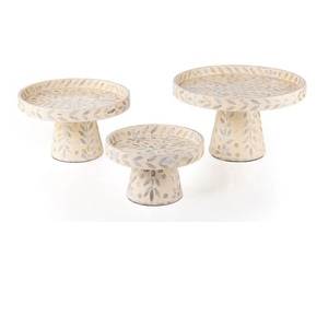Exclusivo Juego de 3 Soportes para Pastel de Boda, Diseño Artesanal, Base de Madera con Incrustaciones de Nácar - Product Image 1