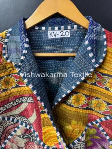 เสื้อแจ็คเก็ตสั้นแบบควิลท์ลายคันธาสไตล์วินเทจสำหรับผู้หญิง งานแฮนด์เมดจากอินเดีย เหมาะสำหรับฤดูหนาวและฤดูใบไม้ร่วง ตกแต่งด้วยงานปะติดด้านหน้า เหมาะสำหรับเทศกาลคริสต์มาส - Product Image 3