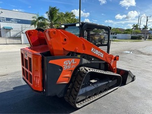รถตักล้อยาง Kubota SVL753 แบบตีนตะขาบ พร้อมอุปกรณ์ตักดิน ความจุ 4 ตัน เครื่องยนต์ 92 กิโลวัตต์ พร้อมหัวตักด้านหน้าและด้านหลัง - Product Image 4