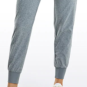 Pantalon femme coupe droite élégante, conçu pour une liberté de mouvement, au design épuré et d'une allure moderne raffinée. - Product Image 3