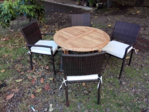 Ensemble de chaises de jardin empilables modernes avec table à manger, chaises à structure en aluminium, coussins résistants à l'eau en bois de teck et rotin tressé, faciles à assembler - Product Image 2