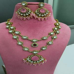 Conjunto de Collar Tradicional Indio de Primera Calidad, Ideal para Bodas y Ocasiones Festivas, Hermoso Par de Pendientes de Latón - Product Image 1