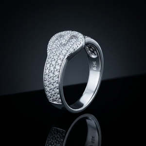 Bague élégante à bande ronde en CZ graduée, finition or blanc poli, design sculptural en forme de diamant, conception de bague haut de gamme - Product Image 4