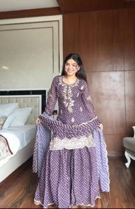 Traje Kurti Sharara con Dupatta, Estampado Digital, Seda Chinon, Bordado en la Parte Delantera y Trasera, para Fiestas Formales y Bodas - Product Image 4