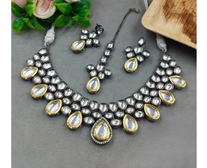 Magnifique collier choker en pierre de moissanite de haute qualité, style Kundan, avec boucles d'oreilles et tikka, pour femmes, pour les mariages. - Product Image 2