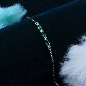 Pulsera Lineal Zarkan Plateada con Patrón Geométrico a Cuadros Verdes, Baño de Rodio, Diseño Clásico y Moderno con Corte Esmeralda, Ideal para Uso Religioso - Product Image 5