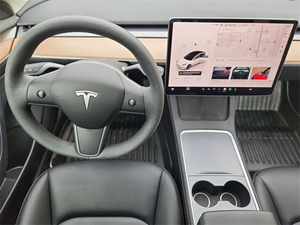 Tesla Model 3 berline électrique 2024, propulsion arrière, 5 places, phares LED, toit ouvrant panoramique, transmission automatique, intérieur en cuir - Product Image 4