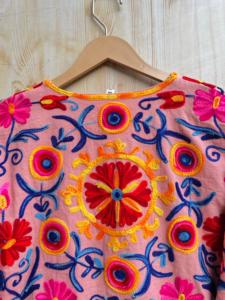 Suzani เสื้อแจ็คเก็ตผ้าฝ้ายสีชมพูอินเดียสำหรับผู้หญิงเสื้อโค้ทปักลายด้วยมือเป็นมิตรกับสิ่งแวดล้อมเสื้อโค้ทสำหรับฤดูหนาวแบบลำลองระบายอากาศได้แบบเปิดกระดุมด้านหน้า - Product Image 4