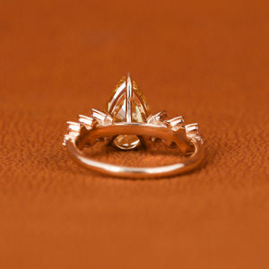 Luxueuse bague de fiançailles en or 18KT double diamant jaune poire coupe laboratoire créé avec pavé de réglage style classique-cadeau pour femme - Product Image 3