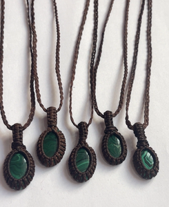 Pendentif en macramé fait à la main Malachite vert pierre précieuse 20MM environ forme ovale cadre de lunette pour cadeau d'anniversaire pour les femmes pour elle - Product Image 3