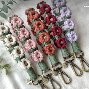 Kits de porte-clés mini bohèmes en macramé avec pompons, faits main, en acier inoxydable, écologiques, sûrs et légers, pour clés de voiture, sacs à main et téléphones, idéaux pour les remises de diplômes - Product Image 2