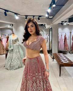 Vêtements traditionnels indiens et pakistanais de style designer, richement brodés avec des sequins, travail de miroir véritable, Lehengas Choli Dupatta pour - Product Image 1