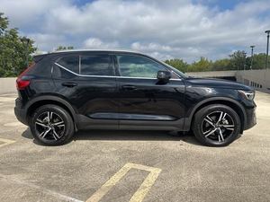 2024 pour XC40 Turbo FWD Conduite à Gauche Thème Core Bright avec Faible Kilométrage et Prix Abordable en Stock Prêt à l'Expédition - Product Image 4