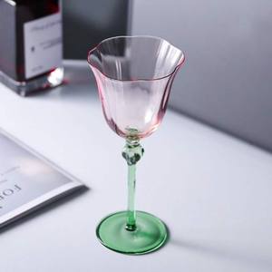 Copa de vino de cristal de color de alta calidad crea una conexión sensorial entre el bebedor y el vino. - Product Image 2