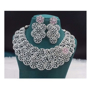 ชุดเครื่องประดับสร้อยคอสำหรับโฆษณาคุณภาพระดับพรีเมี่ยมเครื่องประดับเลียนแบบน้ำหนักเบาสำหรับผู้หญิงจากทั่วโลก - Product Image 1