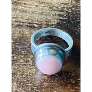 แหวนเงินแท้ประดับเปลือกหอยสีชมพูทำมือแบบนาวาโฮ - Product Image 5