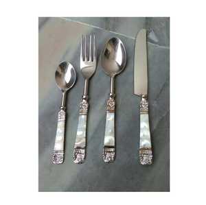 Ensemble de couverts en acier miroir avec poignées en nacre pour un repas élégant et fonctionnel - Product Image 4