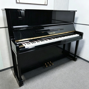 Piano Vertical Yamaha U10A de 88 Teclas con Peso, Acabado Negro Clásico, Montaje en Suelo, Tablero de Sonido de Madera Sólida - Product Image 1