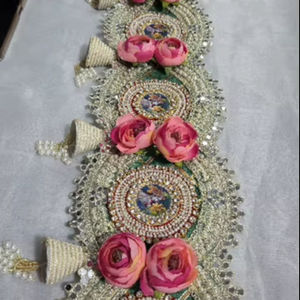 Bordure de dentelle de concepteur de travail de séquence dorée classique pour les vêtements Bandarwal de fantaisie traditionnel pour la décoration de Diwali en tissu - Product Image 1