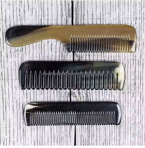 Peigne en corne de buffle fait main naturel antistatique dents lisses pour la croissance des cheveux barbe toilettage doux par l'artisanat croissant - Product Image 1