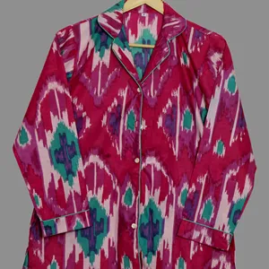 Conjunto de pijama de algodón suave y ligero para mujer con hermosa ropa de dormir con estampado Ikat para noches cómodas - Product Image 1