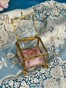 Caja de anillo de cristal de diseño adorable, organizador de joyas hecho con vidrio y Marco de pulido dorado de Metal para compromiso de boda de cumpleaños - Product Image 3