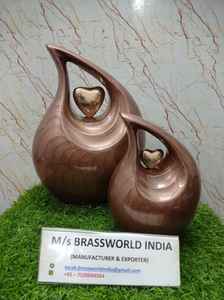 Urne larme en aluminium brun avec coeur doré pour les cendres de crémation Fournitures de cercueil funéraire faites à la main par Brassworld India - Product Image 5