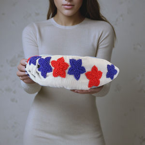 ที่คาดผมปักลูกปัดทำมือคุณภาพพรีเมียม ลายดาวสีแดงน้ำเงิน ฐานผ้านุ่มบุอย่างดี ทรงผูกปม ปี 2025 - Product Image 2