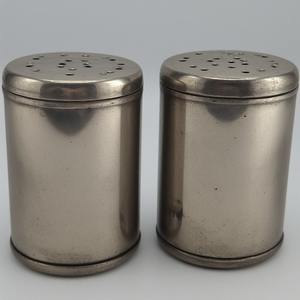 Molino de sal y pimienta de latón vintage con detalles ornamentados artesanales hechos a mano diseñados para interiores de comedor decorativos - Product Image 1